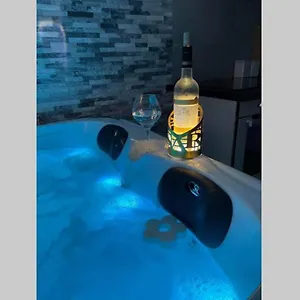 Joli T2, Jacuzzi, Jardin Et Parking Privés, Métro Appartement